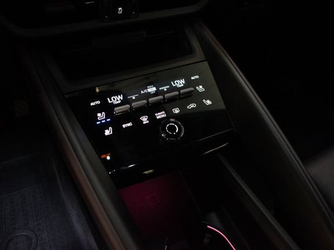 Certified 2025 Porsche Macan 4 Electric image 26