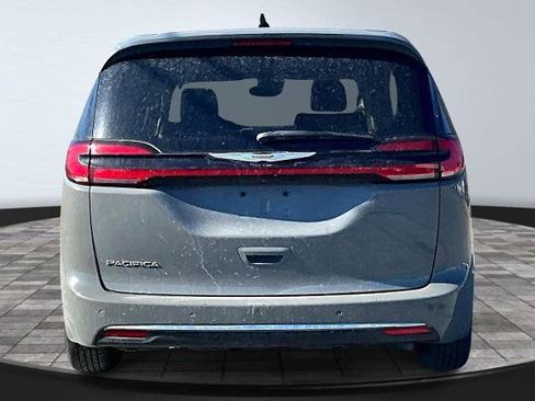 Used 2023 Chrysler Pacifica Touring-L FWD image 4