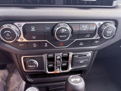 Used 2025 Jeep Wrangler Sport image 12