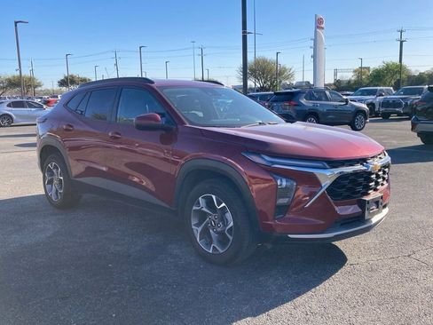 Used 2025 Chevrolet Trax LT image 3