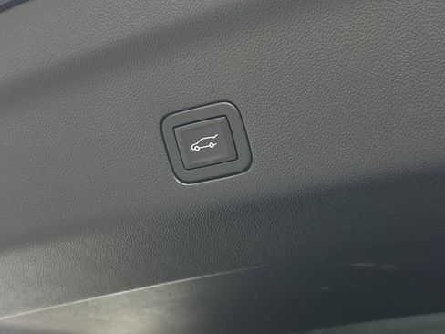 Used 2025 Chevrolet Suburban Z71 AWD/4WD image 15