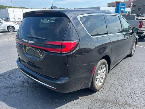 Used 2025 Chrysler Pacifica Select FWD image 5