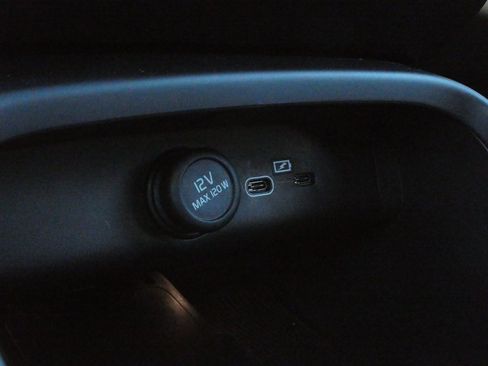 Used 2024 Volvo XC40 B5 Plus image 13