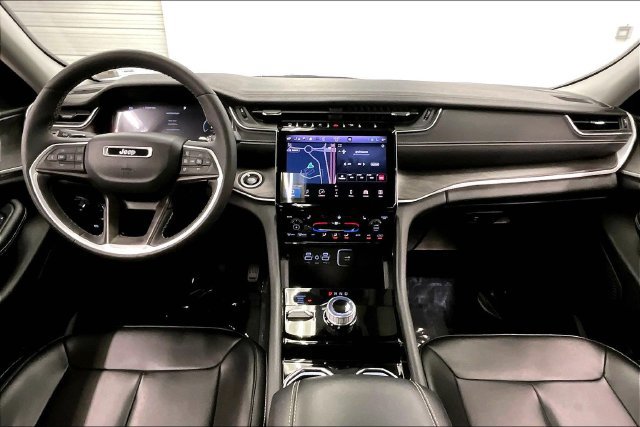 Used 2023 Jeep Grand Cherokee Limited w/ Black Appearance Package AWD/4WD image 18