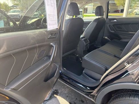 Used 2024 Volkswagen Tiguan SE AWD/4WD image 31