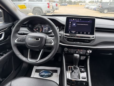 Used 2025 Jeep Compass Latitude w/ Altitude Special Edition image 9