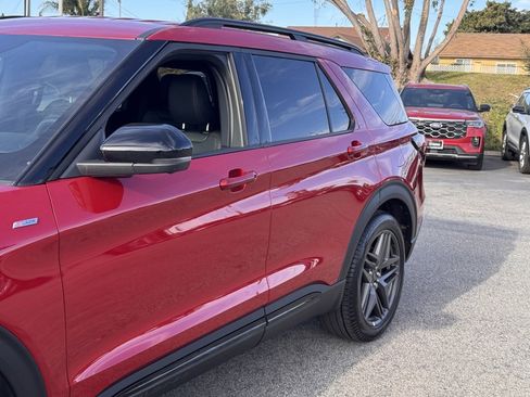 Used 2025 Ford Explorer ST-Line w/ Premium Package image 9