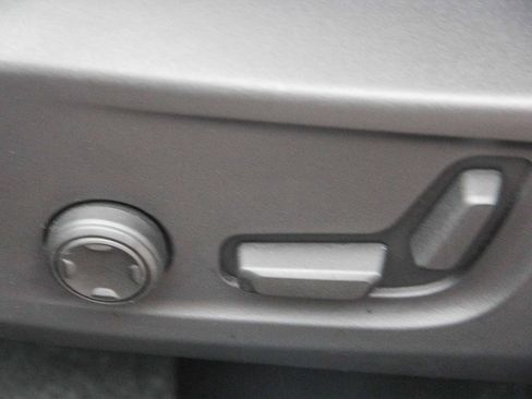 Used 2025 Volvo XC40 B5 Plus image 20