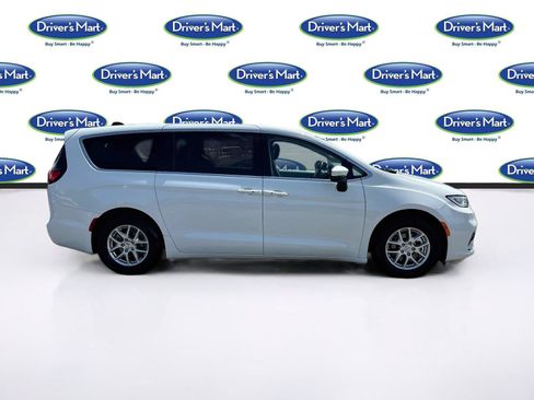 Used 2023 Chrysler Pacifica Touring-L FWD image 8