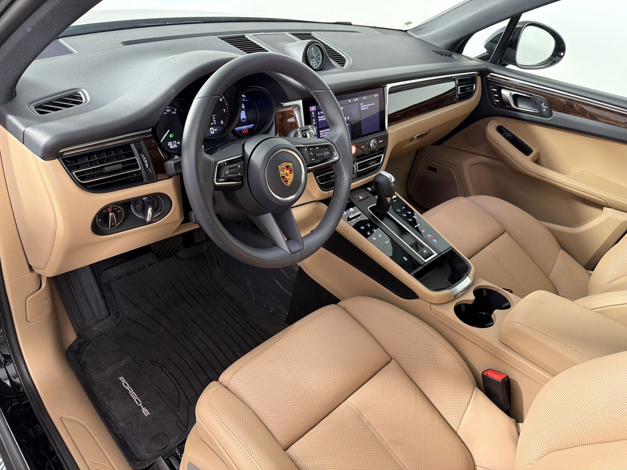 Certified 2026 Porsche Macan AWD/4WD image 4