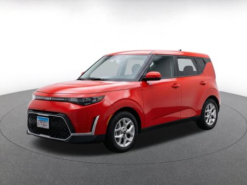 Used 2025 Kia Soul LX w/ LX Technology Package FWD image 3