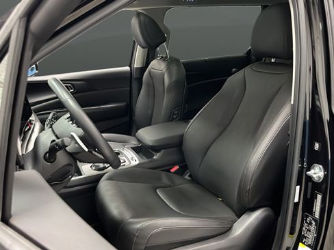 Used 2025 Kia Carnival SX w/ SX Dark Edition Package FWD image 9