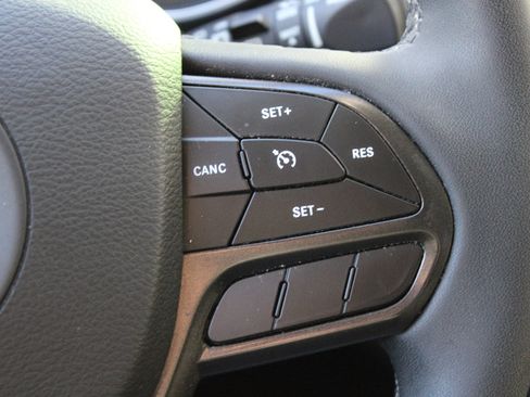 Used 2022 Jeep Cherokee Trailhawk image 25