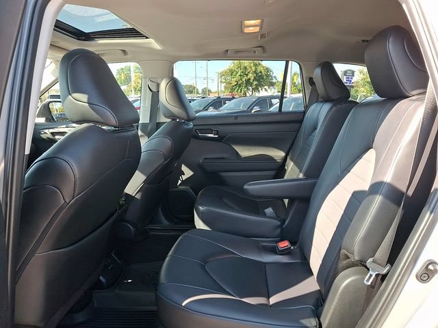 Used 2024 Toyota Highlander XLE FWD image 10