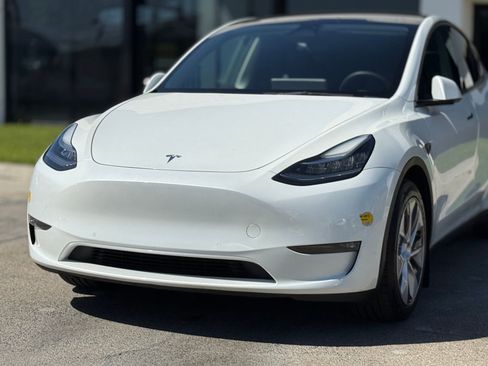 Used 2022 Tesla Model Y Long Range image 3