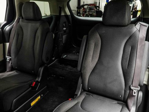 Used 2024 Kia Carnival LX FWD image 37