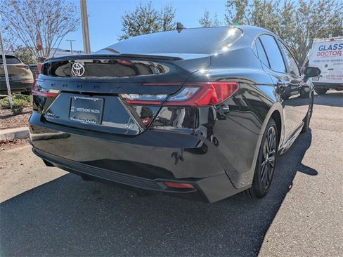 Used 2025 Toyota Camry SE image 3