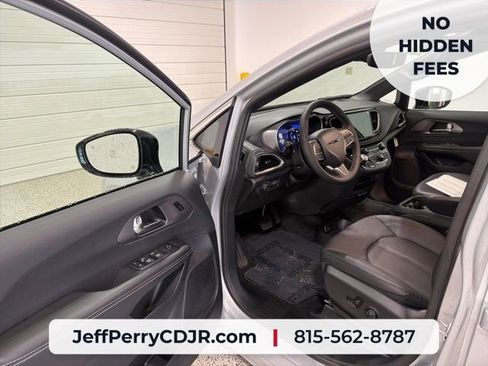 New 2026 Chrysler Pacifica Select FWD image 4