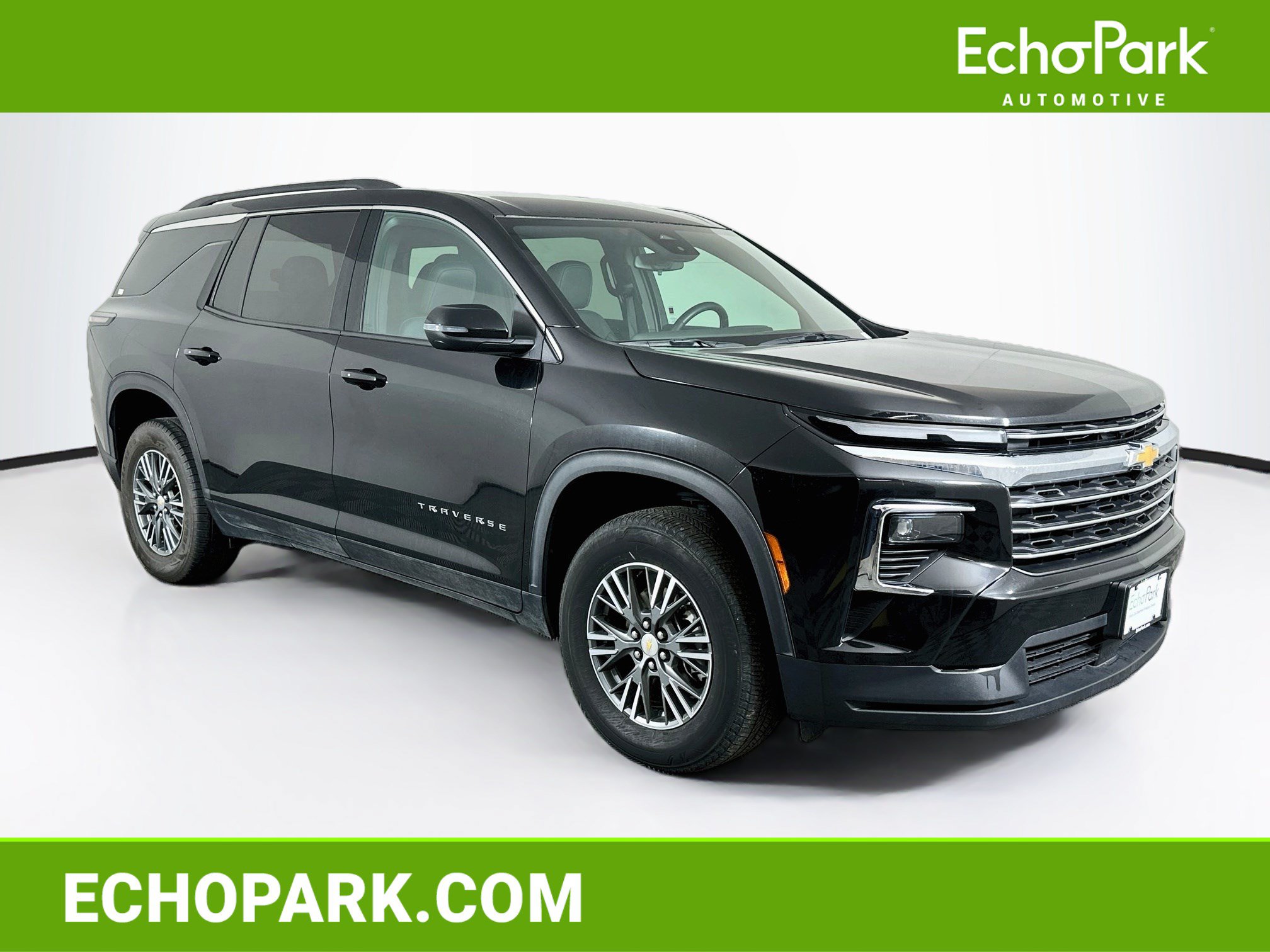 Used 2025 Chevrolet Traverse LT FWD image 1