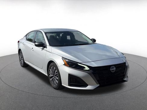 Used 2026 Nissan Altima 2.5 SV FWD image 2
