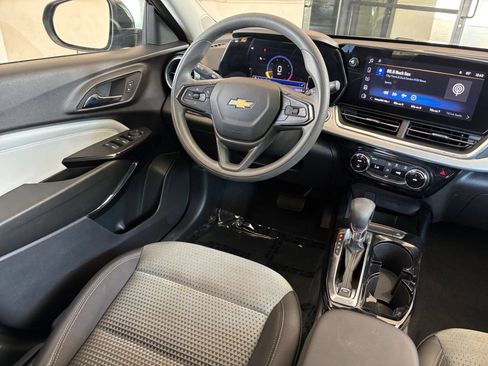 Used 2025 Chevrolet Trax LT FWD image 32