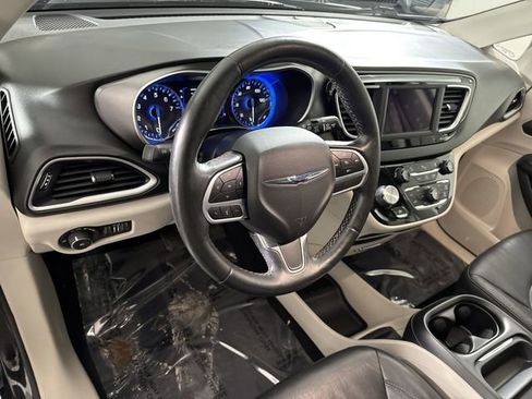 Used 2020 Chrysler Pacifica Touring-L image 22