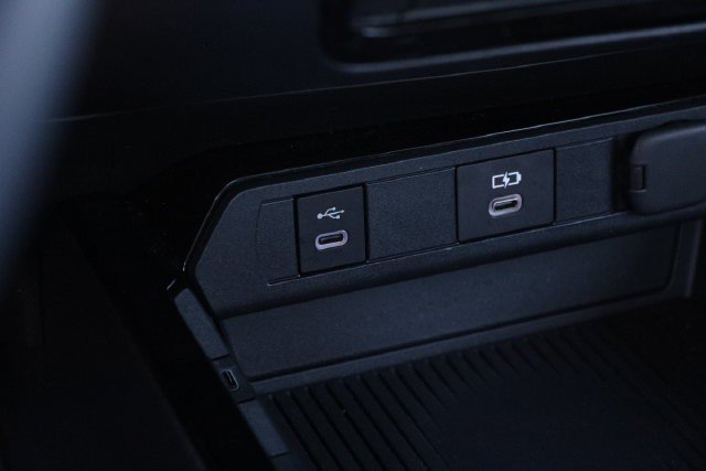 Used 2025 Toyota Prius LE AWD/4WD image 18