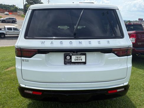 Used 2024 Jeep Wagoneer 4WD w/ Premium Group I image 7