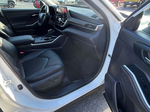 Used 2020 Toyota Highlander XLE image 16