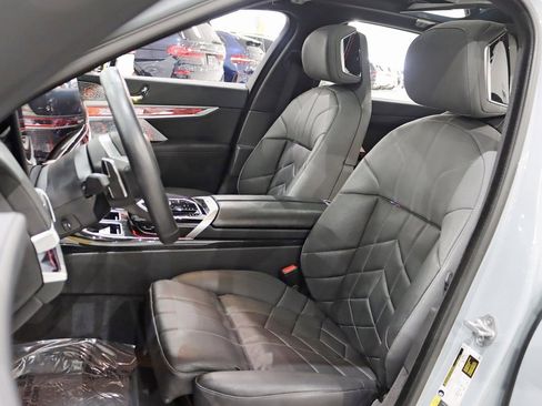 Used 2024 BMW i7 xDrive60 w/ Executive Package image 29