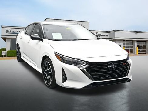 Used 2025 Nissan Sentra SR w/ SR Premium Package FWD image 7