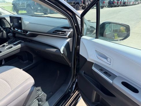 Used 2025 Toyota Sienna LE FWD image 21