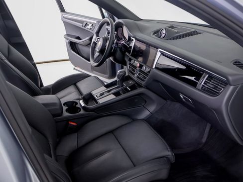 Certified 2025 Porsche Macan AWD/4WD image 8