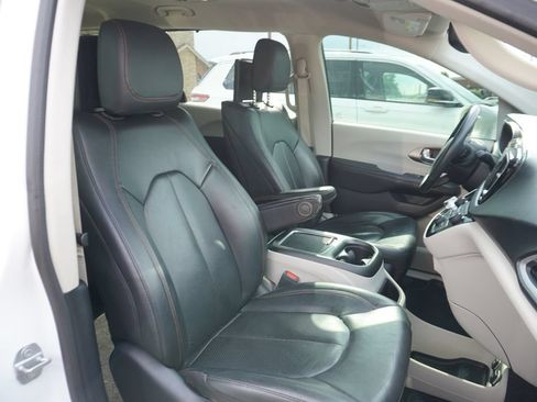 Used 2020 Chrysler Pacifica Touring-L Plus w/ Tire & Wheel Group FWD image 10