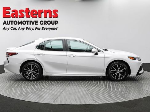 Used 2023 Toyota Camry SE image 4