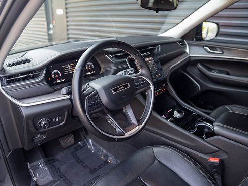 Used 2022 Jeep Grand Cherokee Limited AWD/4WD image 4