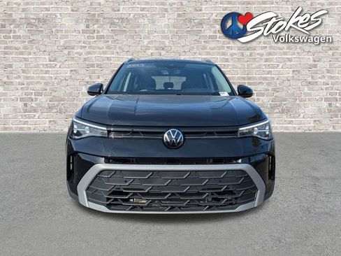 Certified 2025 Volkswagen Taos SE image 9