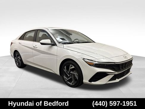 Used 2025 Hyundai Elantra SEL FWD image 3