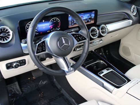 Used 2025 Mercedes-Benz GLB 250 4MATIC image 5