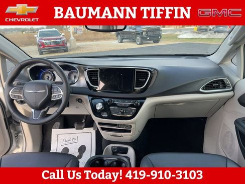 Used 2024 Chrysler Pacifica Touring-L image 17