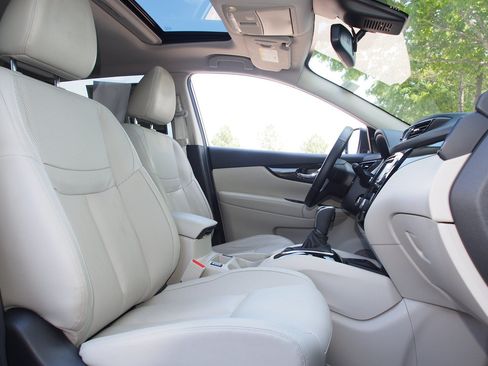 Used 2022 Nissan Rogue Sport SL w/ Premium Package FWD image 21
