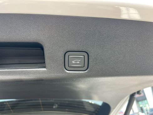 Used 2025 Chevrolet Traverse LT w/ Driver Confidence Package image 32