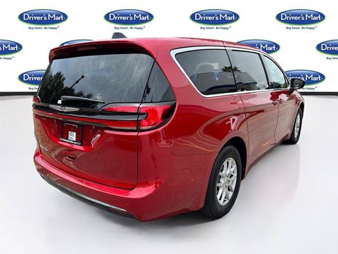Used 2025 Chrysler Pacifica Select FWD image 7