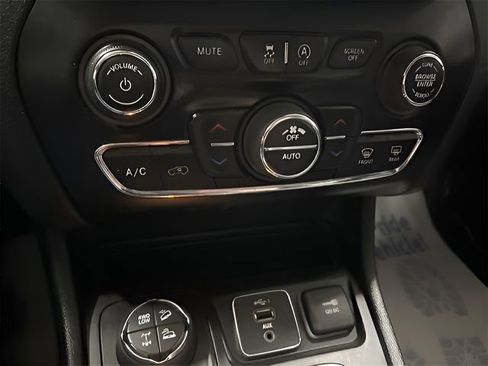 Used 2019 Jeep Cherokee Trailhawk image 26