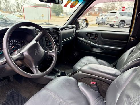 Used 2002 Chevrolet S10 Pickup LS w/ ZR5 Appearance Pkg image 10