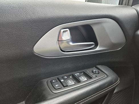 Used 2021 Chrysler Pacifica Touring w/ S Appearance Package FWD image 7
