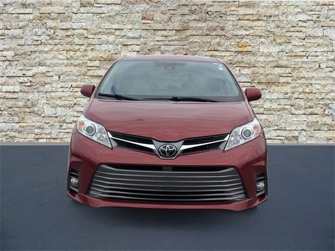 Used 2020 Toyota Sienna XLE image 3