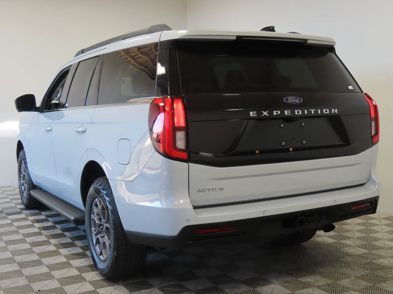 Used 2025 Ford Expedition Active RWD image 3