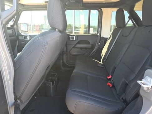 Used 2022 Jeep Wrangler Unlimited Sahara AWD/4WD image 17