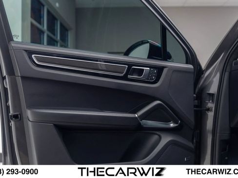 Used 2023 Porsche Cayenne Turbo AWD/4WD image 32